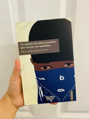 UN EJÉRCITO DE NIÑOS ARMADOS QUE CORREN CON SANDALIAS